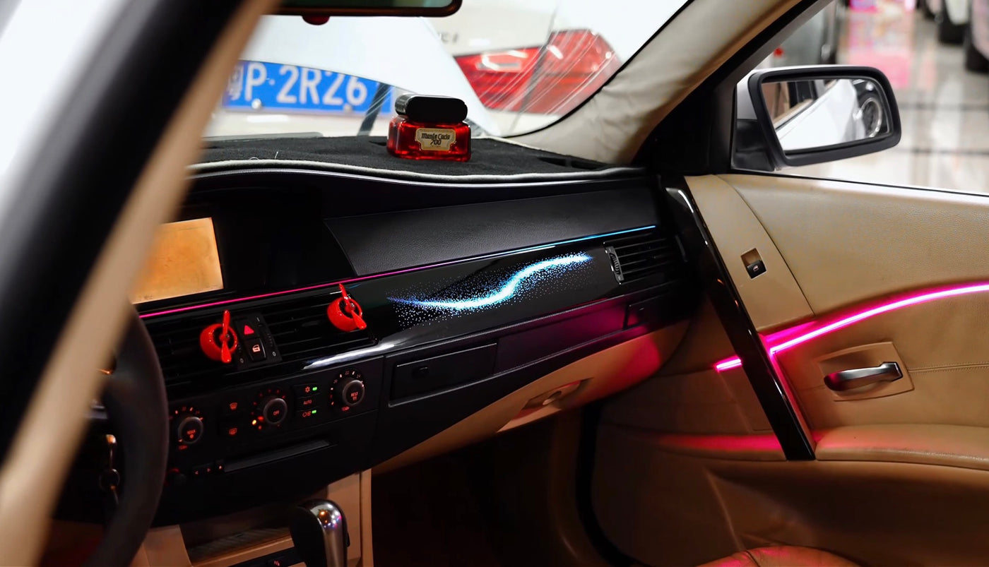 Iluminacion ambiente BMW E60 vista lateral dashboard