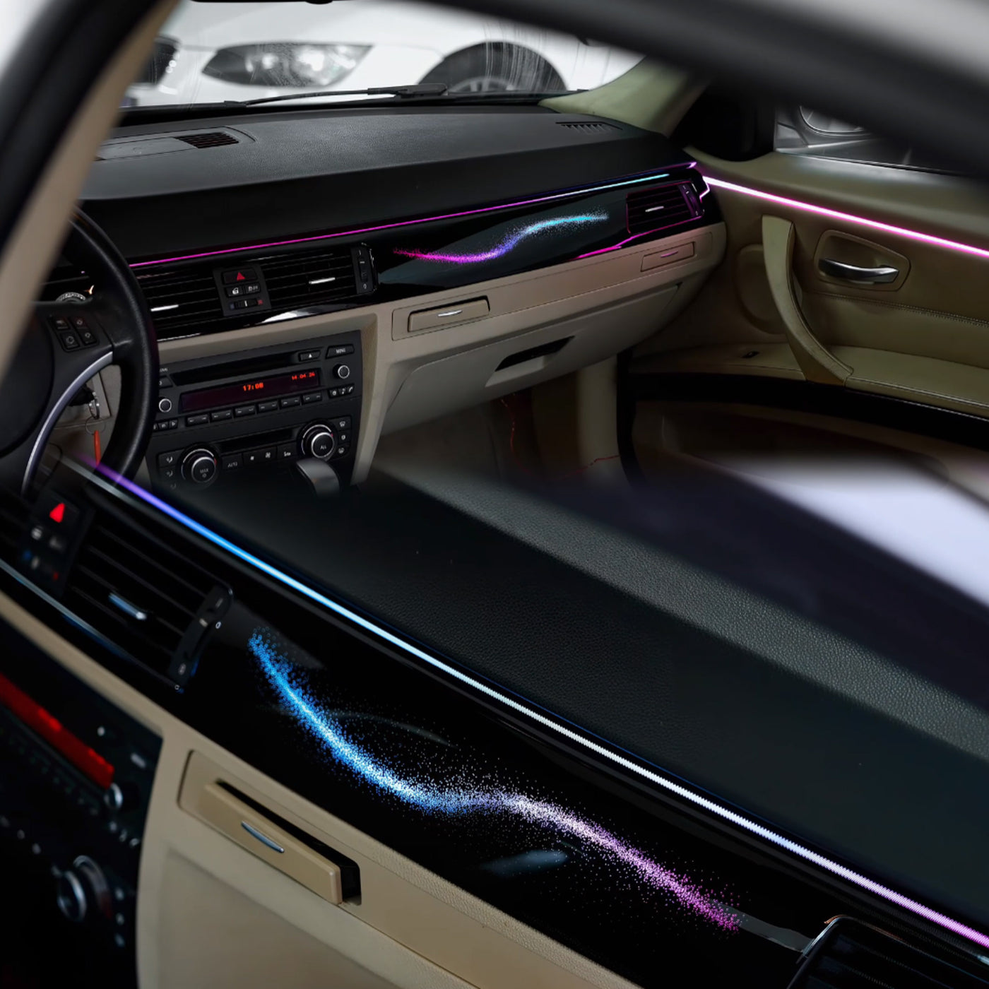 Iluminacion ambiente BMW E90 vista lateral dashboard